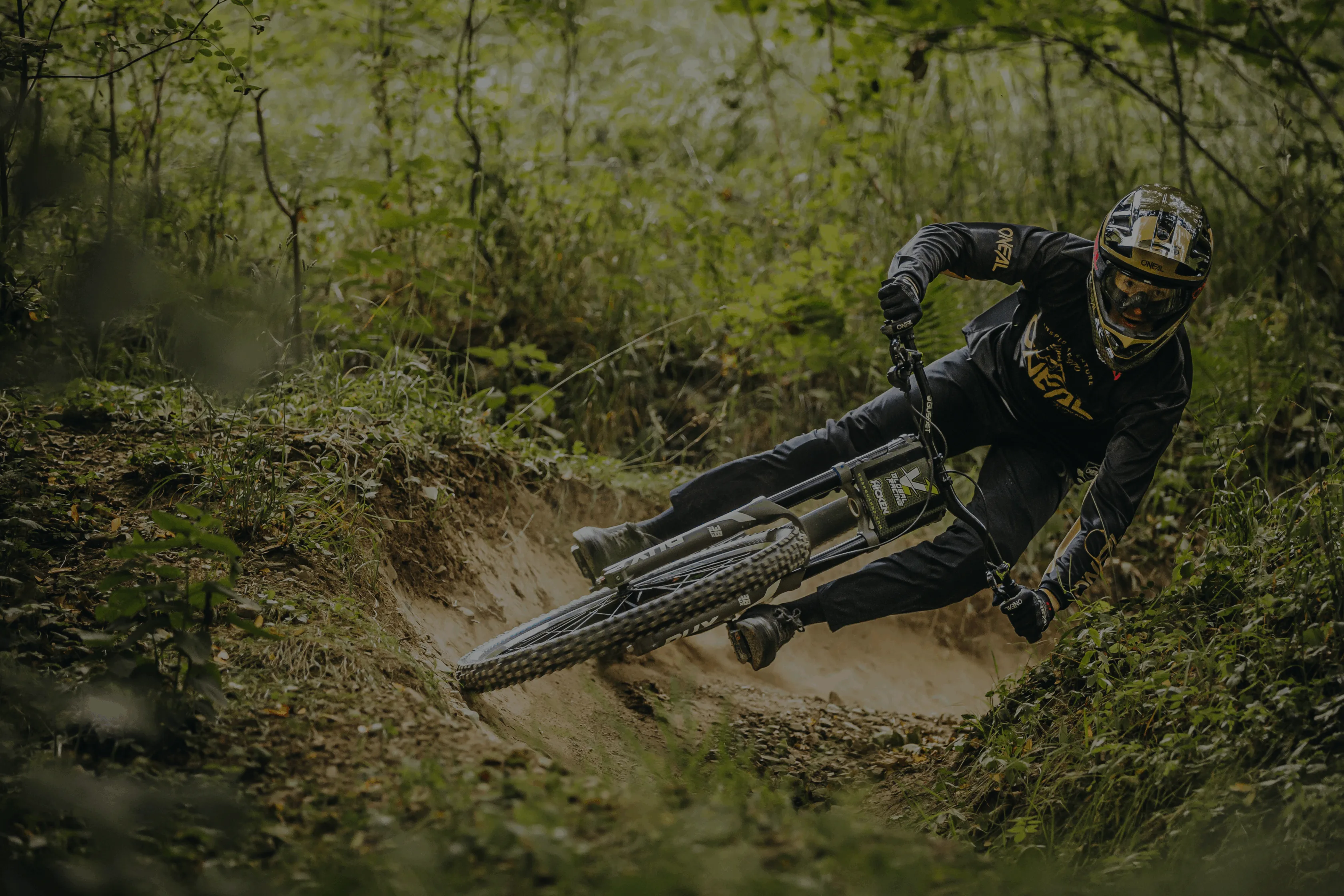 oneal_2023_bike_blade-ace-helmet_b-10-camo-goggle_mayhem-dirt-gloves_element-dirt-jersey_legacy-pants_icon-socks_pinned-spd-shoes_8 (2)