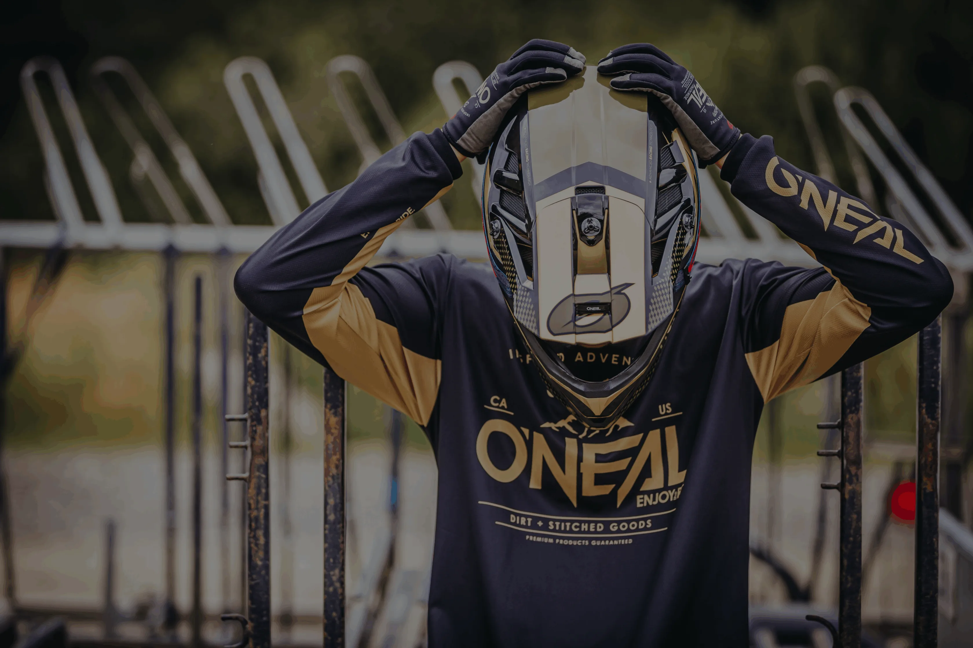 oneal_2023_bike_blade-ace-helmet_b-10-camo-goggle_mayhem-dirt-gloves_element-dirt-jersey_legacy-pants_icon-socks_pinned-spd-shoes_8 (3)