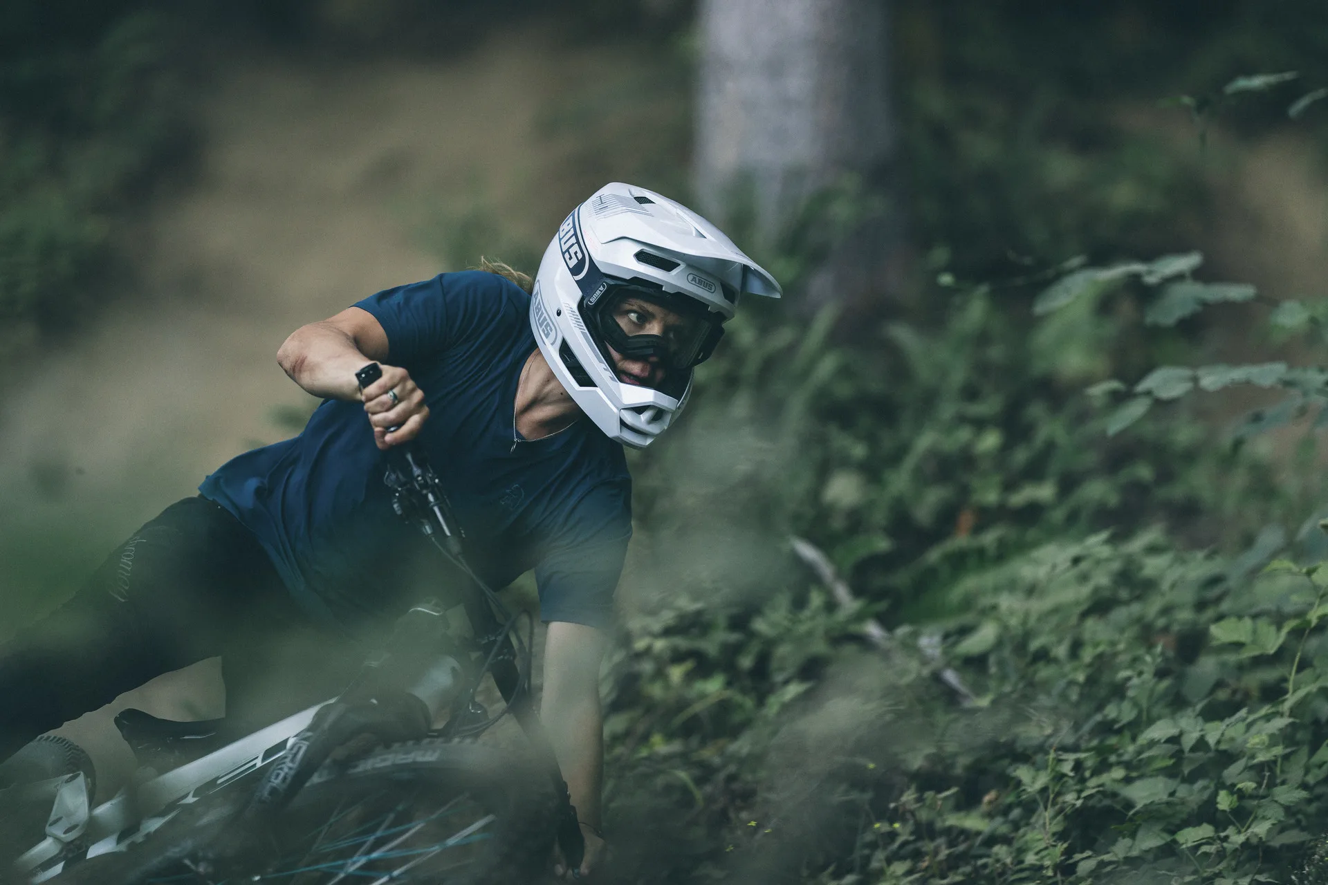 98096_HiDrop_shiny_white_Lifestyle_1431_abus_1920