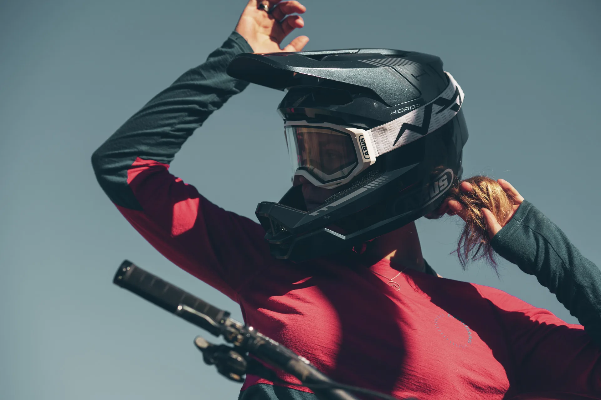 98104_HiDrop_midnight_blue_Lifestyle_2327_abus_1920